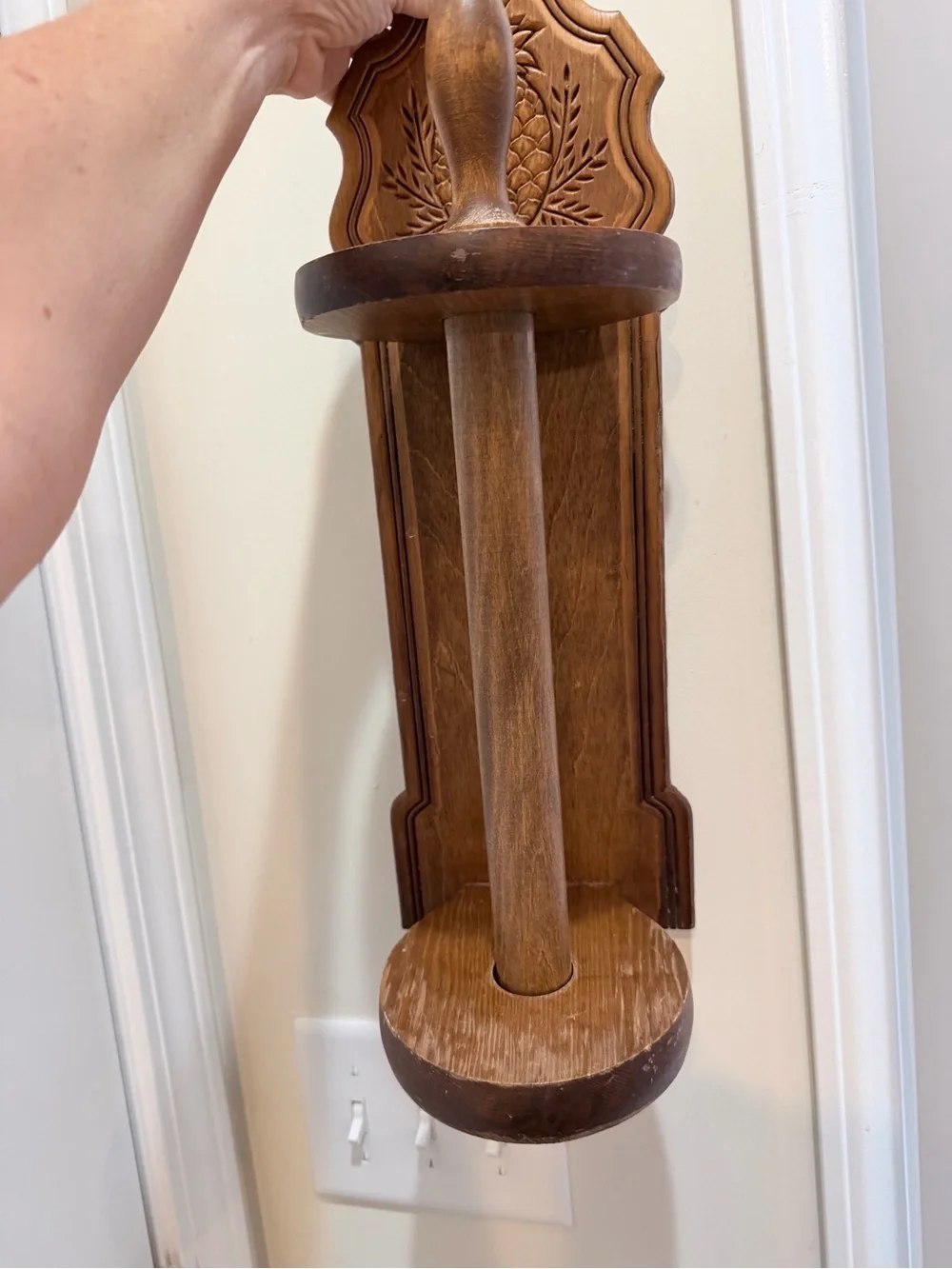 Vtg Wooden Wall-Mounted pineapple motif Paper Towel Holder - Brown